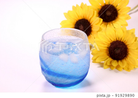 焼酎の水割りとヒマワリの花 91929890
