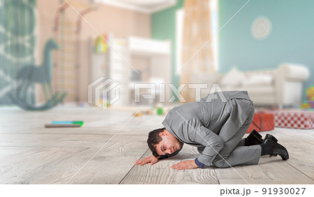 Listening businessman on the floor 91930027