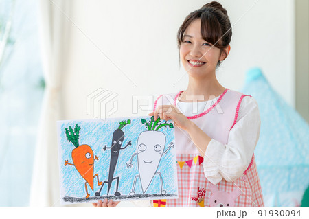 紙芝居をする保育士 91930094