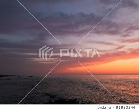 日本海の夕焼け 縦 日本海の夕焼け 縦 91930344