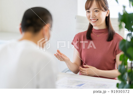 営業　相談　契約　説明　販売　運用　相続　投資　接客　来客　打合せ　スモーキーピンク 91930372