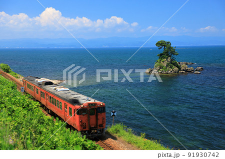 夏の雨晴海岸を往く列車 夏の雨晴海岸を往く列車 91930742