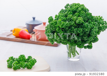 ハーブ ： パセリ食べてますか 91932380