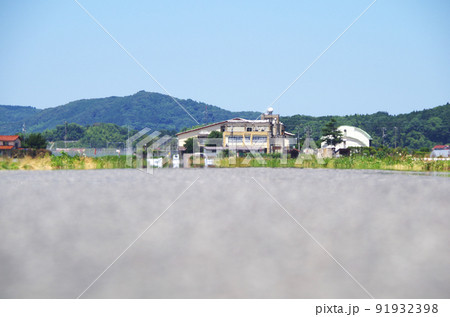 夏の炎天下のアスファルト路面の遠くで風景が陽炎に揺らいでいる光景 夏の炎天下のアスファルト路面の遠くで風景が陽炎に揺らいでいる光景 91932398