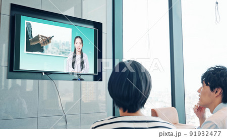 テレビでニュース番組を見る人々 91932477