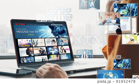 動画配信サービスを見る女性 91932478