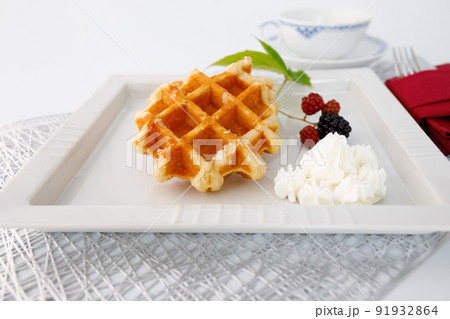 ベルギーワッフルと摘んできたブラックベリー ベルギーワッフルと摘んできたブラックベリー 91932864