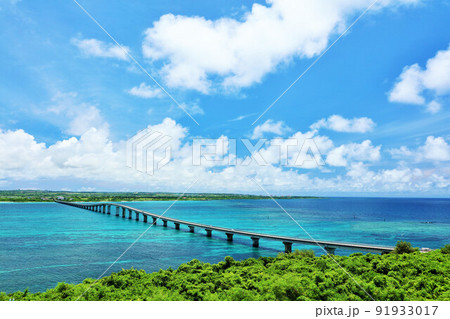 沖縄　宮古島　青空の来間大橋と海 91933017