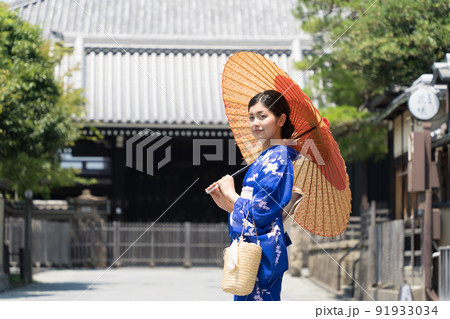 京都旅行を楽しむ着物の女性 91933034