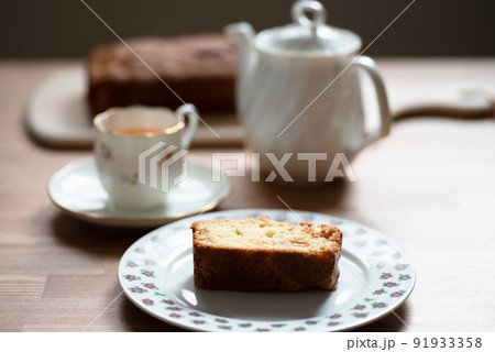 おうちで手づくり、果実入りパウンドケーキをいただく贅沢時間 おうちで手づくり、果実入りパウンドケーキをいただく贅沢時間 91933358