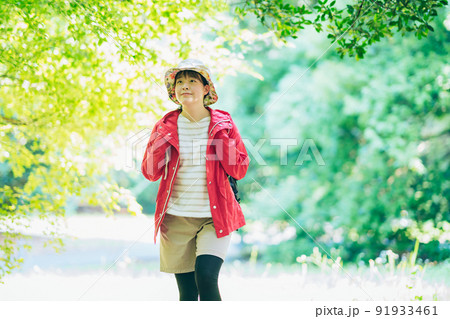 新緑の山を歩く女性 新緑の山を歩く女性 91933461