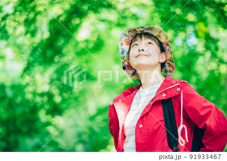 新緑の山を歩く女性 91933467
