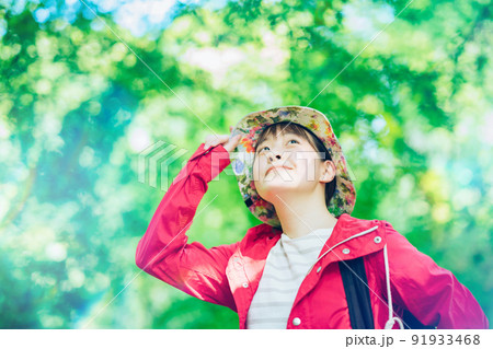 新緑の山を歩く女性 新緑の山を歩く女性 91933468