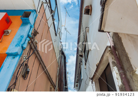 空を見上げる【松本市裏町】 91934123