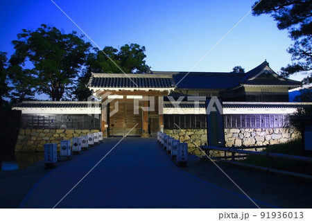 夜明け・松本城（長野県・松本市） 91936013