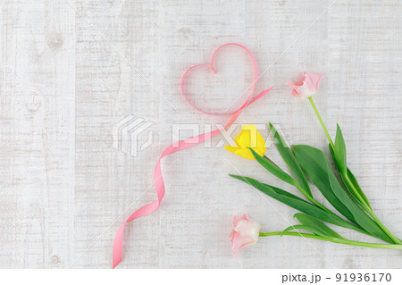 花 ： フリルのチューリップのフラットイメージ 91936170