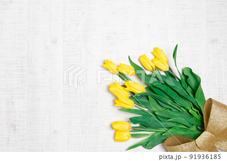 花 ： 黄色のチューリップのフラットイメージ 91936185