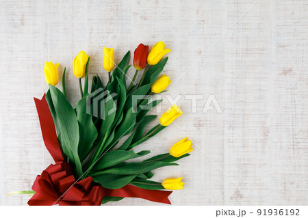 花 ： 黄色と赤のチューリップのフラットイメージ 91936192