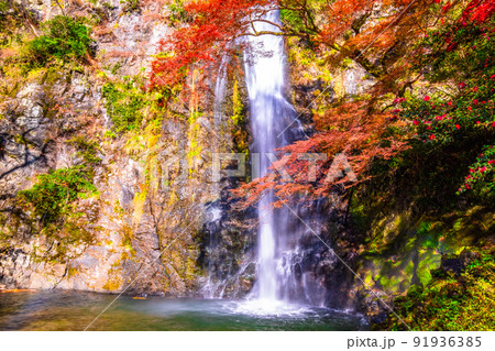 箕面の滝と紅葉 91936385