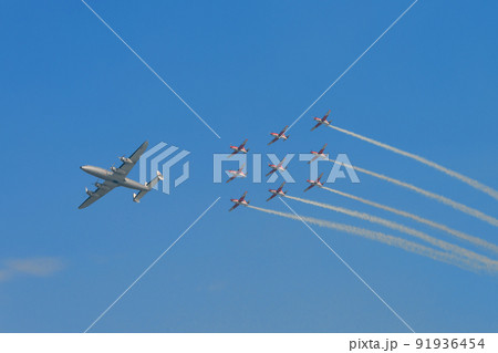 ロッキードL-1049Gスーパーコンステレーションとスイス空軍アクロバットチームPC-7 TEAM 91936454
