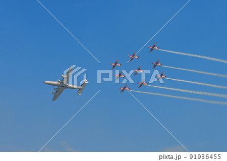 ロッキードL-1049Gスーパーコンステレーションとスイス空軍アクロバットチームPC-7 TEAM 91936455