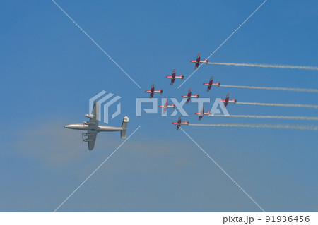 ロッキードL-1049Gスーパーコンステレーションとスイス空軍アクロバットチームPC-7 TEAM 91936456