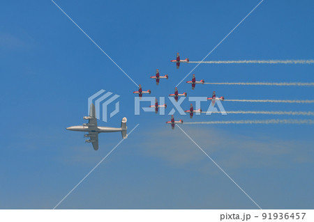 ロッキードL-1049Gスーパーコンステレーションとスイス空軍アクロバットチームPC-7 TEAM 91936457