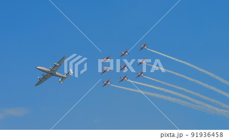 ロッキードL-1049Gスーパーコンステレーションとスイス空軍アクロバットチームPC-7 TEAM 91936458