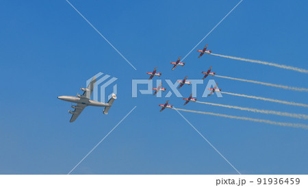 ロッキードL-1049Gスーパーコンステレーションとスイス空軍アクロバットチームPC-7 TEAM 91936459