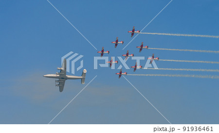 ロッキードL-1049Gスーパーコンステレーションとスイス空軍アクロバットチームPC-7 TEAM 91936461