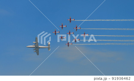 ロッキードL-1049Gスーパーコンステレーションとスイス空軍アクロバットチームPC-7 TEAM 91936462