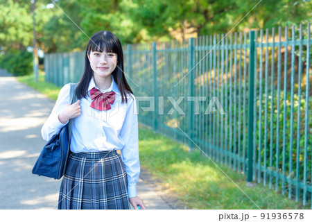 緑豊かな公園を通学する女子高校生　登下校通学 91936578