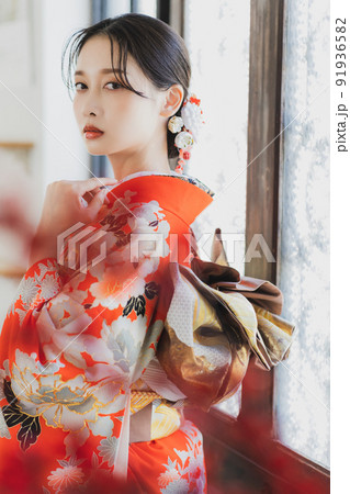 赤い振袖の女性 91936582