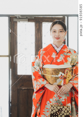 赤い振袖の女性 91936585