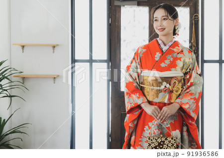 赤い振袖の女性 91936586