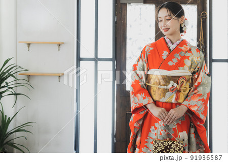 赤い振袖の女性 91936587