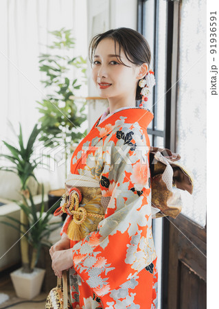 赤い振袖の女性 91936591