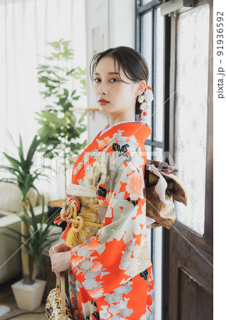 赤い振袖の女性 91936592