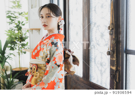 赤い振袖の女性 91936594