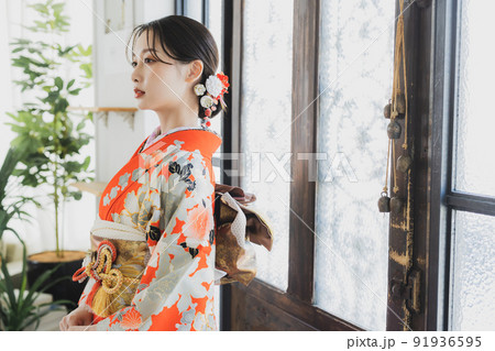 赤い振袖の女性 91936595