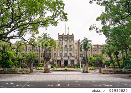 早朝の宮崎県庁・レンガ造りの歴史的建造物（宮崎県宮崎市） 91936626