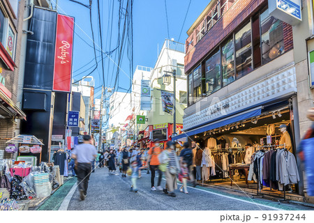 東京世田谷の都市風景 下北沢ショッピングストリート 東京世田谷の都市風景 下北沢ショッピングストリート 91937244