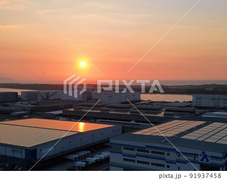 夕焼けの福岡アイランドシティの空撮 91937458