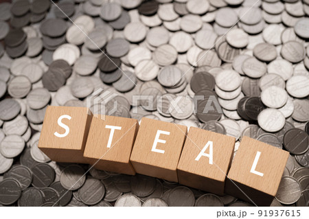 「STEAL」と書かれたブロックとコイン 91937615