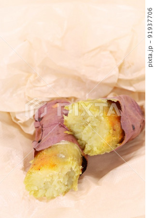 焼き芋 べにゆうか 紅優甘 紅はるか 2つに割ったところ 甘い 焼き芋 べにゆうか 紅優甘 紅はるか 2つに割ったところ 甘い 91937706