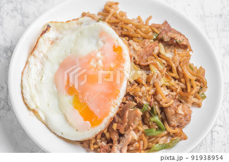 そば飯と目玉焼き 91938954