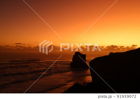 オーストラリアグレートオーシャンロードのギブソンステップの美しい夕焼け 91939072