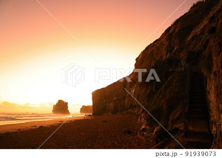 オーストラリアグレートオーシャンロードのギブソンステップの美しい夕焼け 91939073