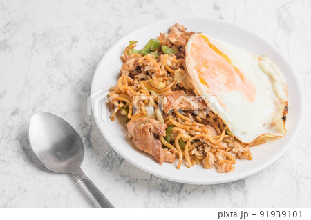 そば飯と目玉焼き そば飯と目玉焼き 91939101
