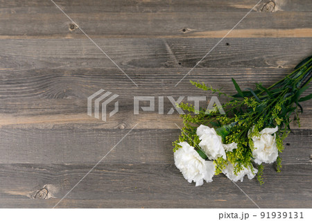 花 ： 白いカーネーション 献花のイメージ 91939131